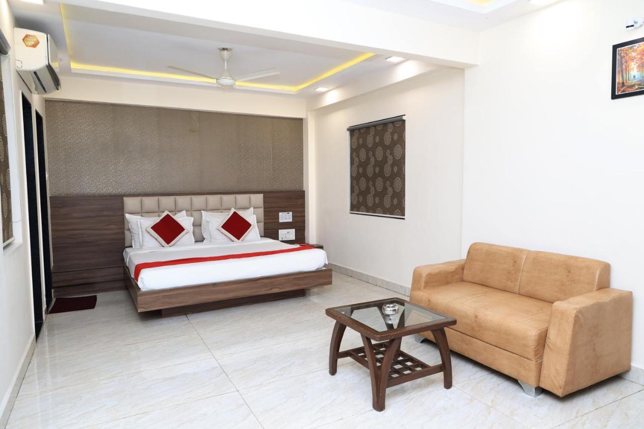 Hotel Sai Neel Surat Dış mekan fotoğraf