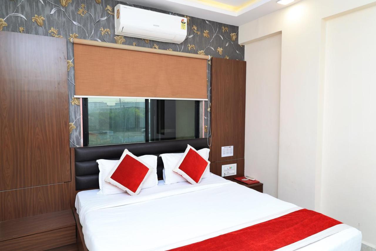 Hotel Sai Neel Surat Dış mekan fotoğraf